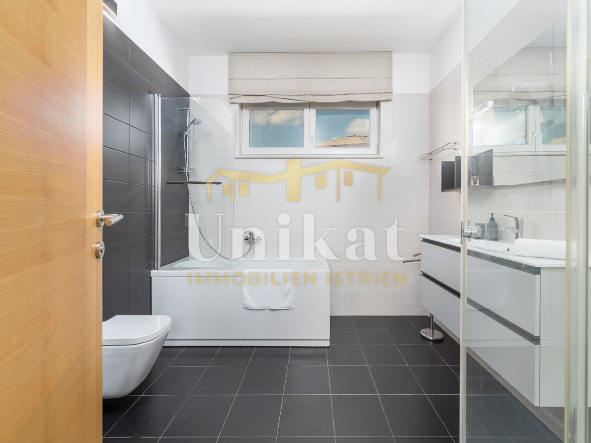 Villa moderna con piscina interna ed esterna